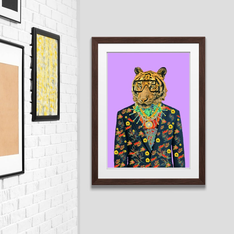 Puede incluir: Impresi&oacute;n art&iacute;stica enmarcada que presenta un tigre con gafas, una chaqueta con estampado floral y joyas ornamentadas sobre un fondo lavanda. La cara del tigre est&aacute; detallada. La obra de arte se muestra en un marco marr&oacute;n oscuro.