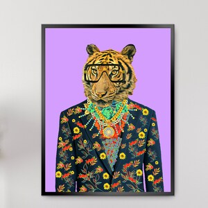 Puede incluir: Impresi&oacute;n art&iacute;stica enmarcada que presenta un tigre con un traje estampado floral, gafas y joyas ornamentadas sobre un fondo p&uacute;rpura. El tigre tiene pelaje naranja y negro, y el traje es azul marino con flores coloridas.