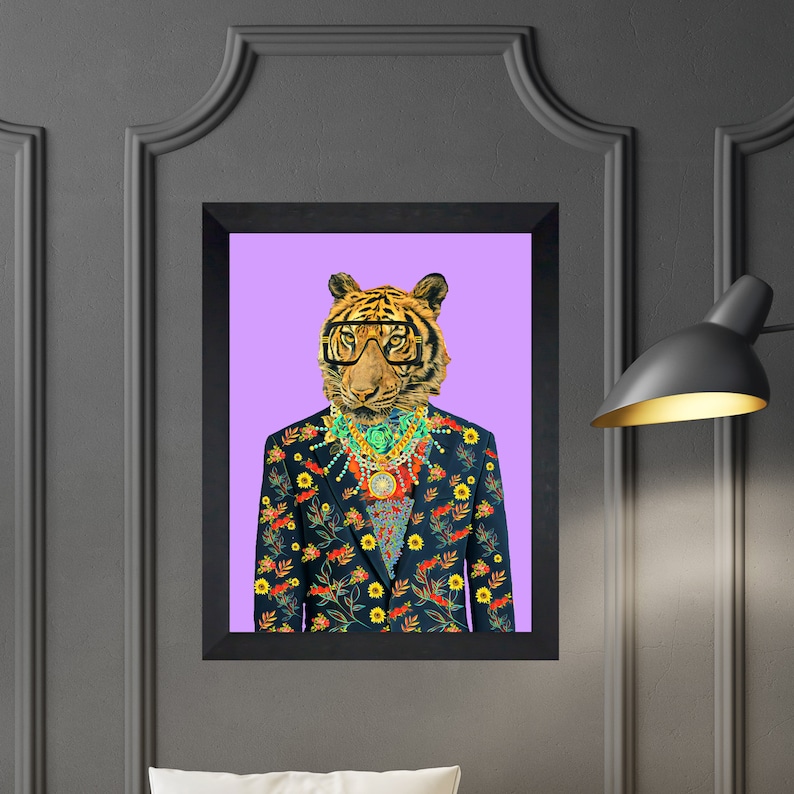 Puede incluir: Impresi&oacute;n art&iacute;stica enmarcada de un tigre con un traje floral, gafas y collares. La obra de arte tiene un fondo morado y est&aacute; en un marco negro. Una pieza decorativa.