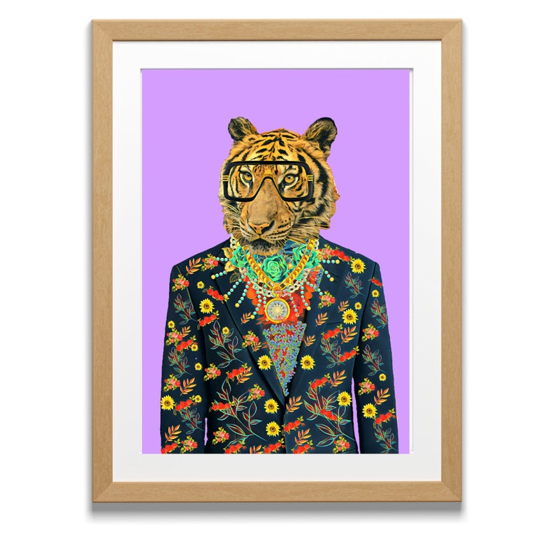 Puede incluir: Impresi&oacute;n art&iacute;stica enmarcada que presenta un tigre con gafas, un traje floral y joyas ornamentadas sobre un fondo p&uacute;rpura. El traje azul marino del tigre tiene un estampado floral colorido. El marco es de color marr&oacute;n claro.