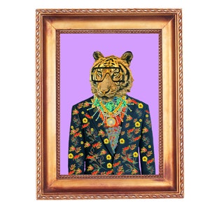 Puede incluir: Impresi&oacute;n art&iacute;stica enmarcada que presenta un tigre con gafas, un traje floral y joyas ornamentadas. La obra de arte tiene un fondo p&uacute;rpura y est&aacute; enmarcada en un marco dorado. El traje del tigre es azul marino con un estampado floral.