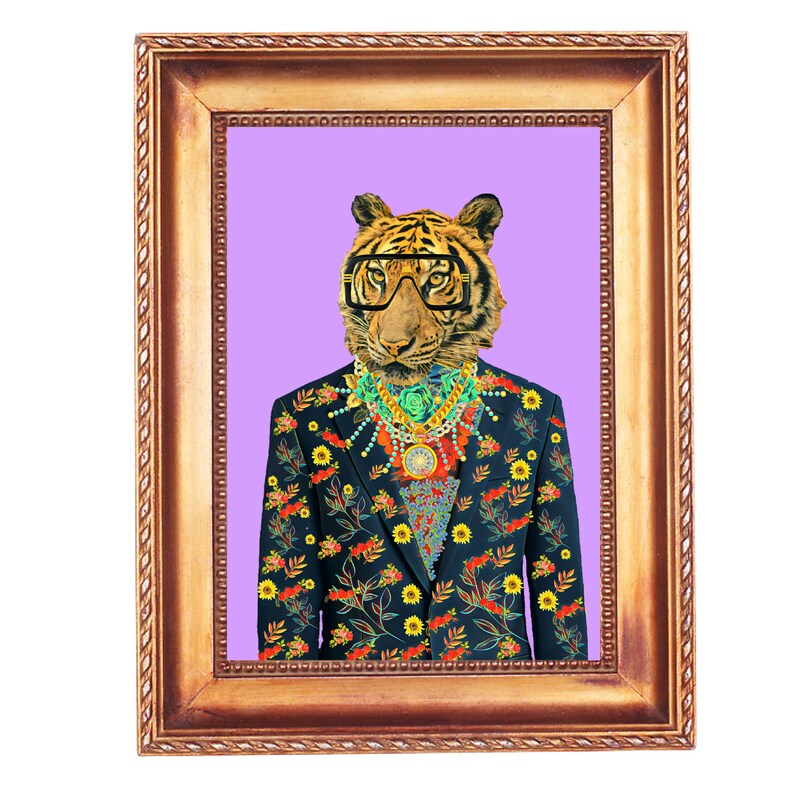 Puede incluir: Impresi&oacute;n art&iacute;stica enmarcada que presenta un tigre con gafas, un traje floral y joyas ornamentadas. La obra de arte tiene un fondo p&uacute;rpura y est&aacute; enmarcada en un marco dorado. El traje del tigre es azul marino con un estampado floral.
