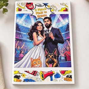 Può includere: Una stampa rettangolare con un'illustrazione in stile fumetto di una coppia in abiti nuziali che tiene una fotocamera, accompagnata da un gatto e un cane. Il testo A Match Made in Heaven appare in un fumetto sopra di loro, circondato da folle da stadio e grafiche pop art colorate.