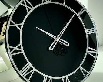 Horloge murale en résine époxy noir pur avec touches d'argent