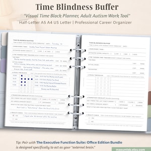 Op de afbeelding: Een witte keramische mok met een zwart handvat en de tekst "But first, coffee" in een handschriftstijl. De mok staat op een wit oppervlak. De mok is 10 cm hoog.