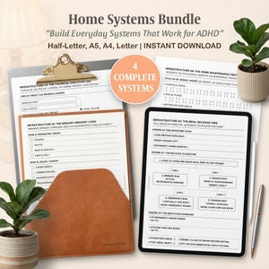 Könnte beinhalten: Ein Home-Systems-Bundle zum Herunterladen mit Organisationsprotokollen und Entscheidungsbäumen für das ADHS-Management. Enthält ein Klemmbrett, eine braune Leder-Dokumentenmappe und ein Tablet mit einem Entscheidungsalgorithmus für Mahlzeiten.