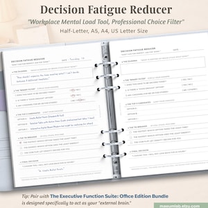 Peut inclure: Un classeur bleu clair avec un outil de prise de décision intitulé "Decision Fatigue Reducer". L'outil comprend des sections pour les dilemmes, les filtres binaires et les départageurs. Le texte comprend "Half-Letter, A5, A4, US Letter Size."