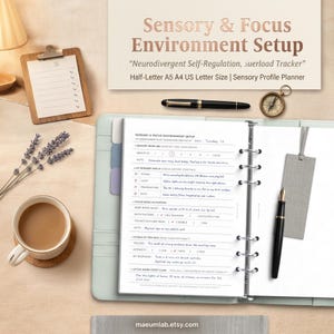 Könnte beinhalten: Ein hellblauer Ringplaner, der auf einer Seite mit dem Titel Sensory & Focus Environment Setup und gedrucktem Text aufgeschlagen ist, begleitet von einem schwarzen Füllfederhalter, einem grauen Lesezeichen, einer Kaffeetasse und einem Kompass.