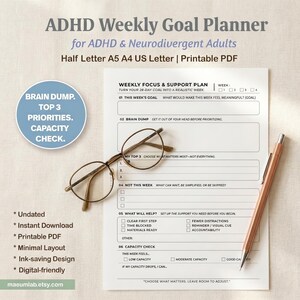Puede incluir: Un planificador semanal de objetivos TDAH en papel blanco con texto negro, que incluye secciones para objetivos, lluvia de ideas, prioridades y controles de capacidad. Unas gafas descansan sobre el papel y un bolígrafo metálico a la derecha.