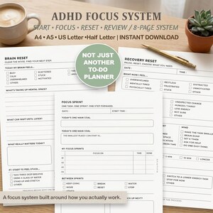 Könnte beinhalten: Ein druckbares ADHD-Fokussystem-Planer-Set mit mehreren Seiten, darunter Brain Reset, Recovery Reset und Focus Sprint. Die weißen Papierbögen enthalten schwarzen Text, Kontrollkästchen und Aufforderungen zur täglichen Zielsetzung.