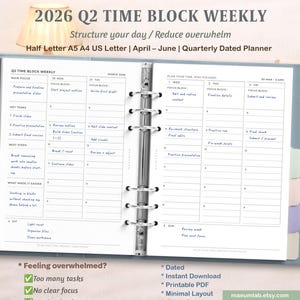 Może przedstawiać: Zestaw trzech ceramicznych kubków z nakrapianym, matowym wykończeniem. Kubki są w odcieniach kremu, jasnoszarym i ciemnoszarym. Każdy kubek ma prosty, minimalistyczny design.