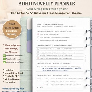 Puede incluir: Un planificador de novedades TDAH con cubierta verde claro y encuadernación de anillas. La página muestra un sistema de compromiso de tareas de 4 pasos con casillas de verificación, incluyendo texto como 'Turn boring tasks into a game'.