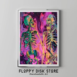 Puede incluir: Dos esqueletos iridiscentes con cráneos coloridos se encuentran sobre un fondo de color rosa, morado y verde. Los esqueletos se miran y parecen estar en conversación.