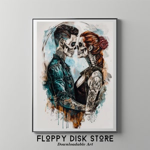Op de afbeelding: Een aquarel schilderij van een koppel dat elkaar omarmt. Ze zijn allebei skeletten met ingewikkelde tatoeages en dragen kleding. De man draagt ​​een blauw denim jack en de vrouw draagt ​​een zwart leren jack. De achtergrond is een aquarel was van blauw en bruin.