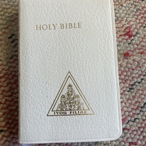 Vintage weiße Bibel in Taschengröße - Vintage heilige Bibel aus Leder mit goldenen Rändern - IYOB FILIAE - Roter Buchstabe - KJV - King James Version