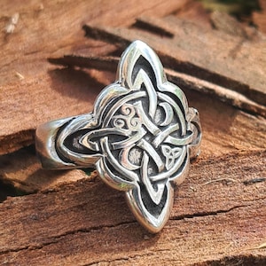 Anillo Nudo de Bruja y Símbolos Celta con Trece Runas de Brujas en Plata de Ley 925 hecho a Mano Wicca