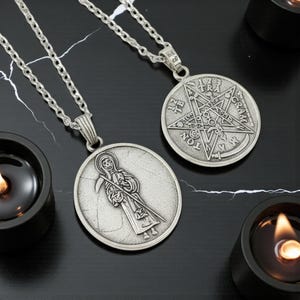 Medalla de Poder Santa Muerte y Tetragramatón en Plata 925 Protección Total contra Envidias y Guía Espiritual Amuleto para el Devoto Fiel