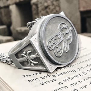 Anillo Marques SHAX Ars Goetia y Espada del Maestro Plata 925 Amuleto de Discernimiento y Sigilo 2,2x1,8cm 18gr Joyeria Handmade Demonio 44