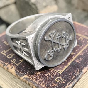 Anillo Presidente CAMIO Ars Goetia y Espada del Maestro Plata 925 Amuleto de Lenguaje y Profecia 2,2x1,8cm 18gr Joyeria Handmade Demonio 53