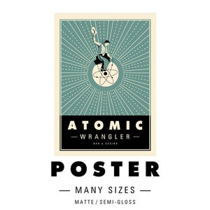 Może przedstawiać: Plakat w stylu vintage z turkusowym tłem przedstawiające kreskówkowego kowboja jeżdżącego na atomie. Tekst głosi "ATOMIC WRANGLER BAR & CASINO" i "POSTER MANY SIZES MATTE/SEMI-GLOSS".