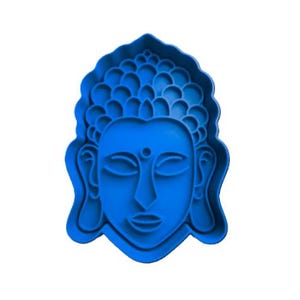 Può includere: Un tagliabiscotti blu a forma di volto di Buddha. Il tagliabiscotti presenta una rappresentazione dettagliata del volto di Buddha, con gli occhi chiusi, un'espressione serena e un'acconciatura dettagliata. Il tagliabiscotti è in plastica ed è progettato per la cottura.
