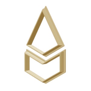 Puede incluir: Un diseño geométrico de color dorado con dos formas superpuestas, un triángulo y un cuadrado.