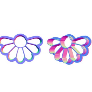 Puede incluir: Un cortador de galletas de plástico de colores con forma de margarita. El cortador se muestra de lado y de frente.