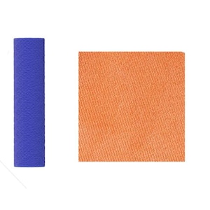 Op de afbeelding: Een blauwe en oranje cricket slagkussenset. Het blauwe kussen is gemaakt van een getextureerd materiaal en het oranje kussen is gemaakt van een glad materiaal.