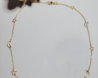 Könnte beinhalten: Eine goldene Kettenkette mit einem zarten Design aus abwechselnden Sternen und Mondsicheln.
