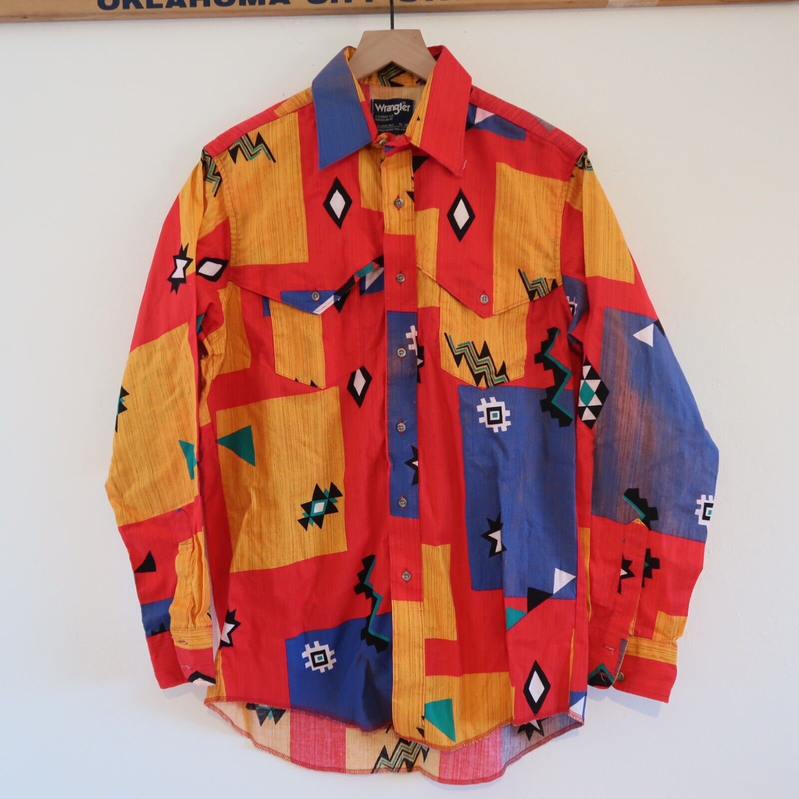 Chemise Western Wrangler Rouge Taille L – Manches Longues, Motifs Aztèques, Boutons Pression