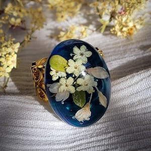 Bague en coeur de bois avec fleurs pressées | Bague tendance en or et résine véritable fleur