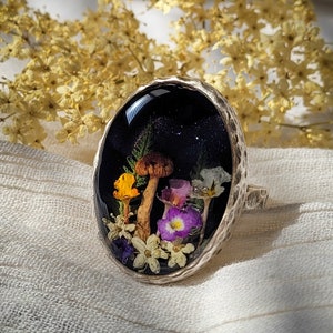 Bague champignon véritable, bague fleur pressée avec ciel étoilé galaxie peint à la main dans de la résine écologique. Bague ajustable et hypoallergénique.