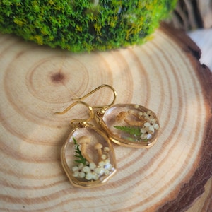Pendientes de setas del bosque con flores auténticas – Pendientes colgantes botánicos rellenos de oro / Joyería Goblincore de estilo cottagecore