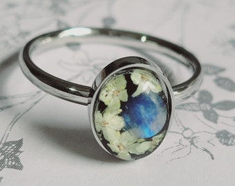 Gepresste Blume und Regenbogen Mondstein Kristall Ring