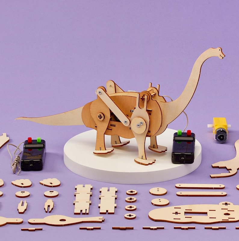 Puede incluir: Un kit de juguete de dinosaurio de madera con control remoto. El dinosaurio est&aacute; ensamblado y tiene un cuello y una cola largos. El kit incluye piezas adicionales y un motor.