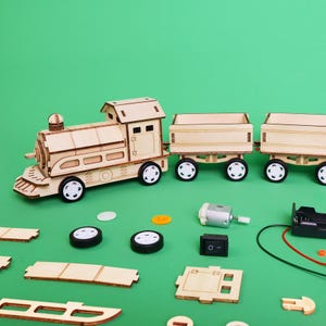 Gepersonaliseerde trein-doe-het-zelfkit - inclusief gratis personalisatie, educatief STEM-speelgoed voor kinderen, leuke wetenschapsambachten STEM-kit