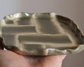 Handgemaakt aardewerk bord – Ambachtelijk keramiek, decoratief bord, organisch ontwerp, uniek stuk