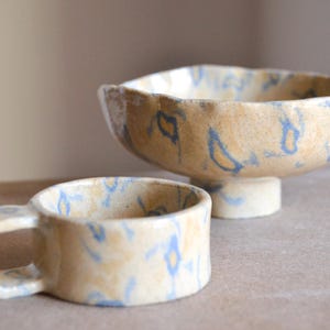 Juego de taza y cuenco de gres Nerikomi – Arte cerámico hecho a mano en azul y crema.