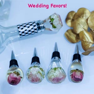 Custom Wedding Favors / Custom resin Winebottle stoppers w real flowers in them! #bridesmaides gift #wedding flower preservation