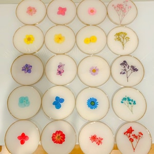 Beautiful floral coasters in multiple color options! #resinflowercoasters #resincoasters #pinkflowercoasters #blueflowercoasters