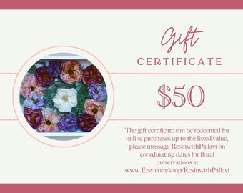 Può includere: Un buono regalo da $ 50 per acquisti online di preservativi floreali. Il buono regalo presenta un'immagine circolare di fiori pressati in tonalità di rosa, viola e bianco.