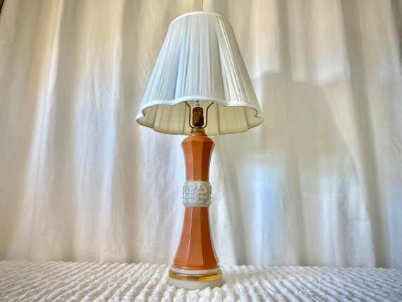 Elegant Aladdin Alacite G330 Table Lamp With Scalloped Shade