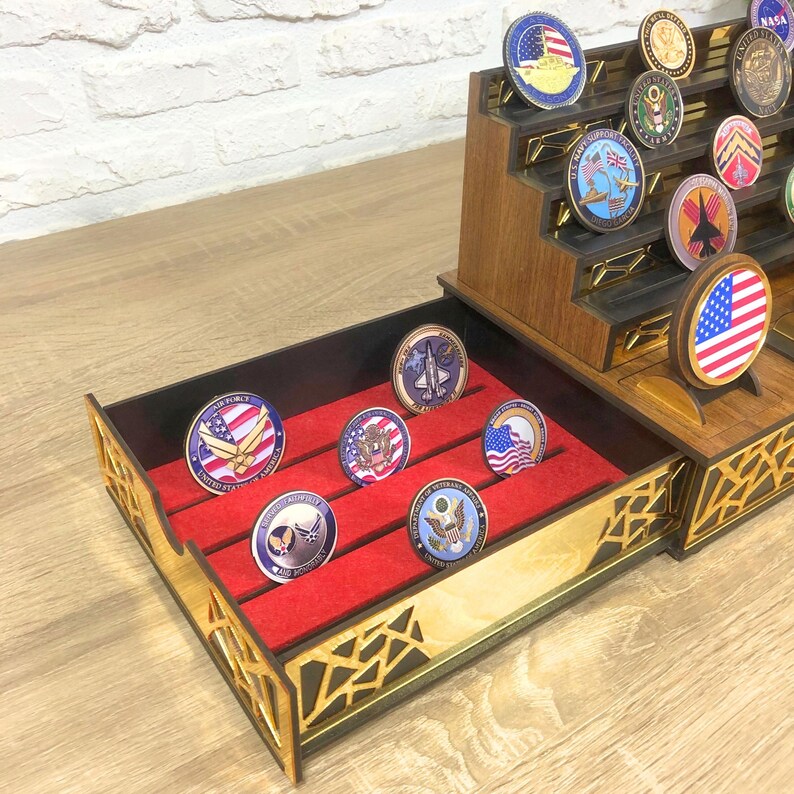 Op de afbeelding: Een houten displaykast met een lade met rode viltvoering voor het opbergen en tentoonstellen van challenge-munten. De lade heeft zes vakken voor munten. De kast heeft een meertraps displaygebied voor extra munten.