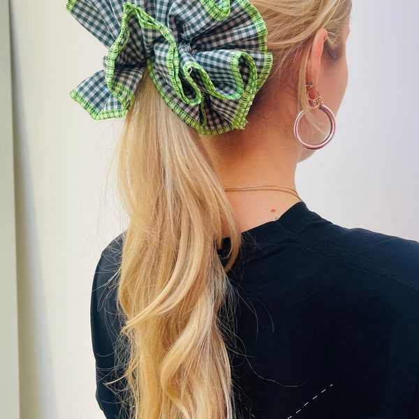 Mooie gingham Scrunchie, gemaakt van katoen en mooie neon katoenen randafwerking