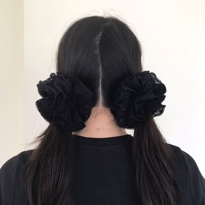 Zwarte scrunchie gemaakt van katoen met prachtige katoenen randen