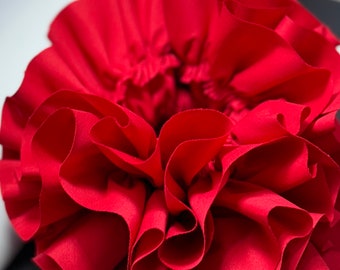 Mooie Red Fierry Valentijnsdag Scrunchie gemaakt van katoen en een mooie rode katoenen rand met ruwe rand