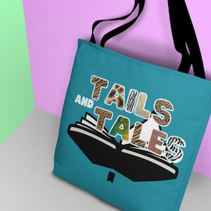 Puede incluir: Una bolsa de tela de color turquesa con correas negras y el texto "AND TAILS TALES" en letras blancas. Las letras están formadas por patrones de estampado animal.