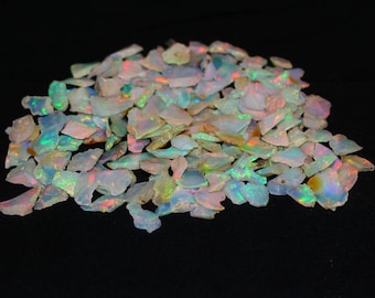 Lot 50 carats Superbe tranche d’opale éthiopienne naturelle de qualité supérieure pierre brute, copeaux d’opale, cristal d’opale brute, jetons de cristal d’opale welo fire