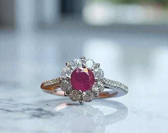 Anello con rubino rotondo con alone floreale e diamanti, oro bianco massiccio 14k, anello di fidanzamento da cocktail, anello di promessa con alone di rubino rosso, regalo per lei