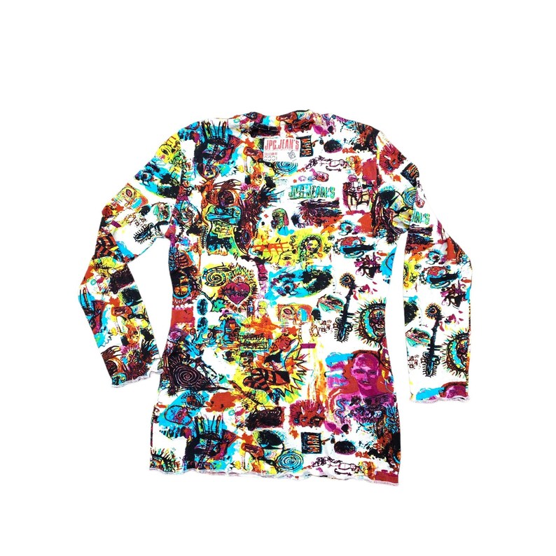Może przedstawiać: Biała koszulka z długim rękawem z żywym, całopowierzchniowym nadrukiem z abstrakcyjną grafiką w kolorach czerwonym, niebieskim, ż&oacute;łtym i czarnym. Koszulka ma okrągły dekolt, a na g&oacute;rnej części plec&oacute;w widoczny jest napis "JPG JIAN'S".
